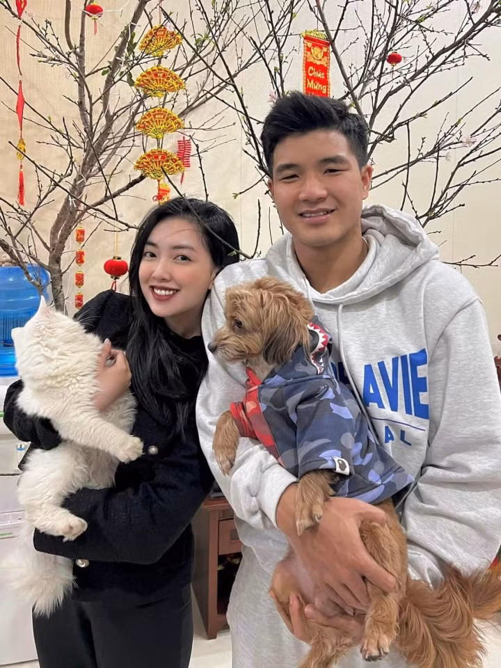 Hôn nhân này là thành quả anh và em cùng vun vén bao năm qua. Ngày em đứng trên lễ đường nắm tay anh, em đã được thấy một người đàn ông trưởng thành nhất, mạnh mẽ nhất, ấm áp nhất. Một người đàn ông rất khác với chàng trai ngày nào em mới yêu. Mỗi ngày trôi qua, anh đều học cách lãng mạn hơn, dịu dàng hơn, nói yêu em nhiều hơn. Một người xứng đáng để khiến em muốn được làm một người vợ, và tương lai sẽ là một người mẹ của các con anh." - nàng WAGs vợ Hà Đức Chinh cho biết thêm.