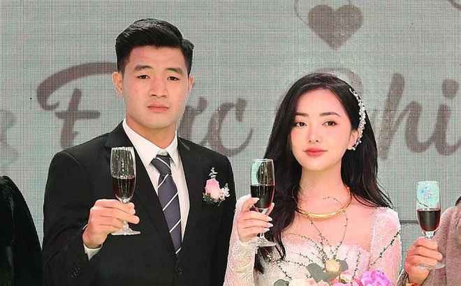 Hà Trang viết thêm: "Cảm ơn vì mỗi khi em buồn anh luôn nói rằng: 'Có anh ở đây rồi mà' và anh luôn làm được dù đã có khó khăn thử thách, anh chưa bao giờ buông tay em. Anh ki bo với bản thân nhưng anh luôn dành cho gia đình và em những điều tốt đẹp nhất. Và cảm ơn anh vì tại đây, anh đã cho em đám cưới trong mơ của mình, đến từng bông hoa nhỏ nhất hay viên đá trên lễ đường này đều chiều theo ý em."