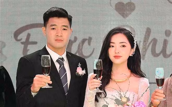 Hà Trang viết thêm: "Cảm ơn vì mỗi khi em buồn anh luôn nói rằng: 'Có anh ở đây rồi mà' và anh luôn làm được dù đã có khó khăn thử thách, anh chưa bao giờ buông tay em. Anh ki bo với bản thân nhưng anh luôn dành cho gia đình và em những điều tốt đẹp nhất. Và cảm ơn anh vì tại đây, anh đã cho em đám cưới trong mơ của mình, đến từng bông hoa nhỏ nhất hay viên đá trên lễ đường này đều chiều theo ý em."