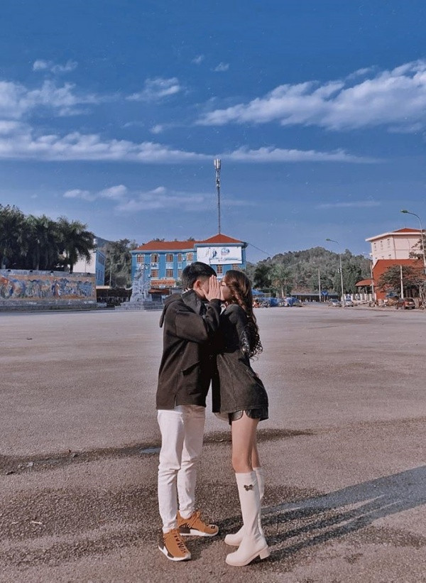 Gu thời trang năng động, đầy cá tính khi đi du lịch của cặp đôi đũa lệch về tuổi tác