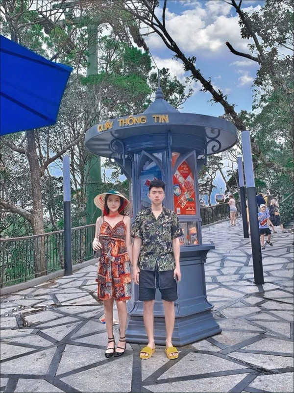 Nhan sắc của cặp đôi phi công và máy bay này cũng trở thành chủ đề để dân mạng bàn tán sôi nổi.