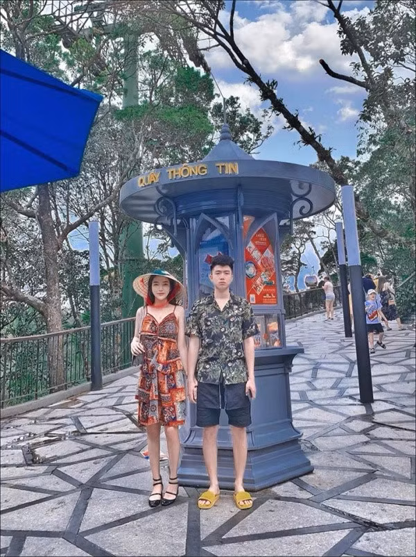 Nhan sắc của cặp đôi phi công và máy bay này cũng trở thành chủ đề để dân mạng bàn tán sôi nổi.