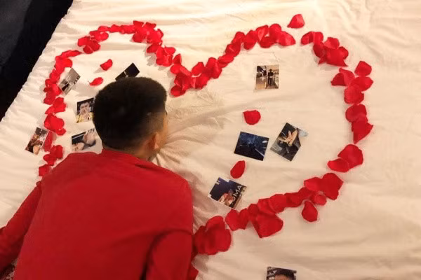 Không chỉ vậy, nhiều cặp đôi phi công trẻ lái máy bay khác cũng hứng thú khoe tình yêu xanh mượt của mình bên dưới phần bình luận của bài viết. Tình trường cũng một chín một mười không hề thua kém gì chủ thớt.