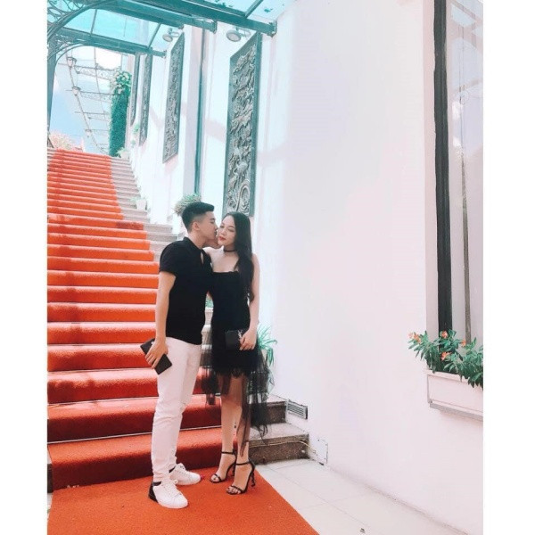 Hầu hết mọi người đều bày tỏ sự ngưỡng mộ và để lại những lời khen có cánh khi ngắm nhìn những khoảnh khắc ngọt ngào mà chàng phi công 2K chia sẻ như: “Đẹp đôi quá”, "Người yêu quá xinh" hay "Xứng đôi vừa lứa".