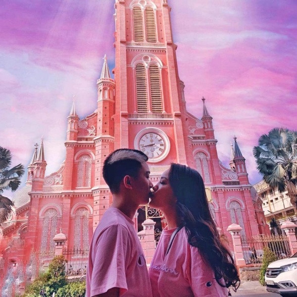 Ngay lập tức, bài viết về tình yêu vượt tuổi tác này nhanh chóng gây sự chú ý tới cộng đồng mạng với hàng ngàn lượt like, cũng như lượt bình luận ngợi khen hết lời từ dân tình.