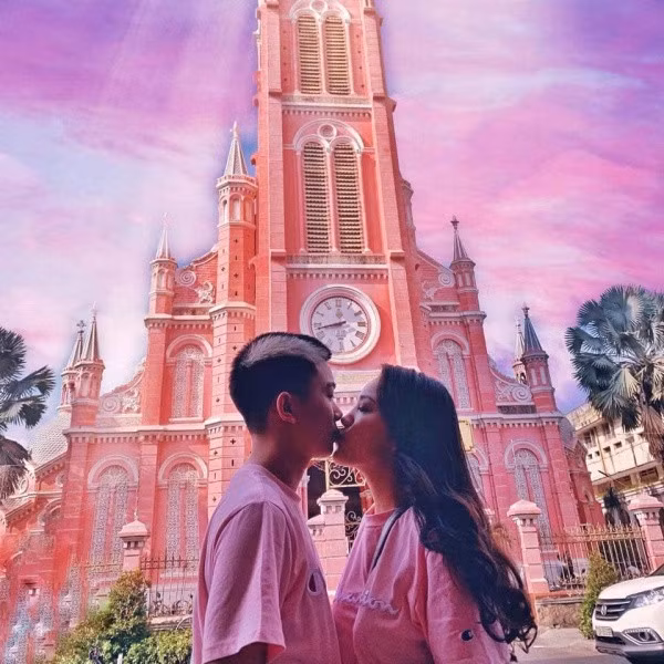 Ngay lập tức, bài viết về tình yêu vượt tuổi tác này nhanh chóng gây sự chú ý tới cộng đồng mạng với hàng ngàn lượt like, cũng như lượt bình luận ngợi khen hết lời từ dân tình.