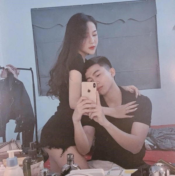 Theo chủ nhân bài đăng tải chia sẻ, anh chàng may mắn tán đổ chị đẹp hơn mình tới 4 tuổi và cảm thấy vô cùng hạnh phúc với tình yêu “lái máy bay” suốt gần 3 năm qua.