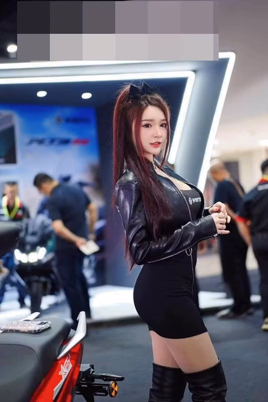 Thanisorn Yap được biết đến nhiều trong vai trò người mẫu ảnh, cô nàng thường xuất hiện tại các show quảng bá xe cộ.