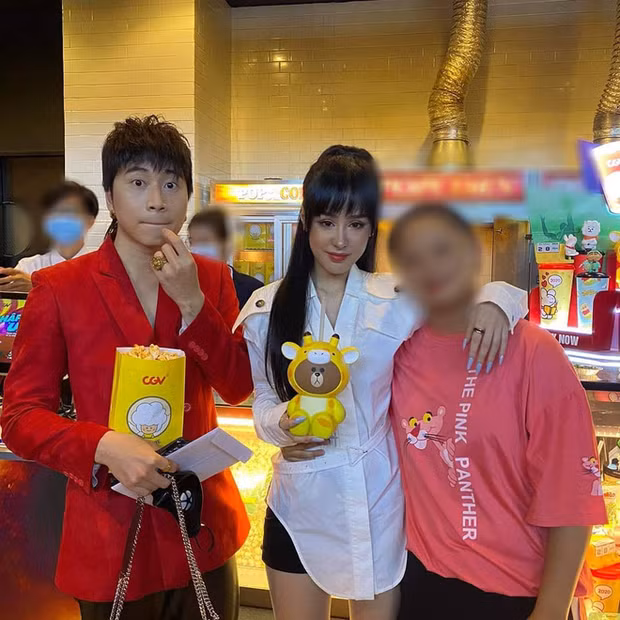 Nhắc đến chàng rapper điển trai Karik, ngoài vai trò HLV "dạy trò giỏi" ở Rap Việt, anh còn ồn ào bởi những mối tình của mình với loạt hot girl. Drama và lùm xùm phải kể đến là đoạn tình cảm với hot girl Bella.