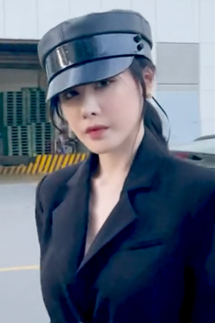 Một năm sau khi chia tay, mới đây, video ghi lại nhan sắc ngoài đời của bồ cũ Karik đã thu hút sự chú ý của netizen. Cụ thể, một camera-man có lượt follow khá khủng trên TikTok đã "tóm" được Bella và quay cho cô một đoạn video ngắn để đăng lên TikTok.