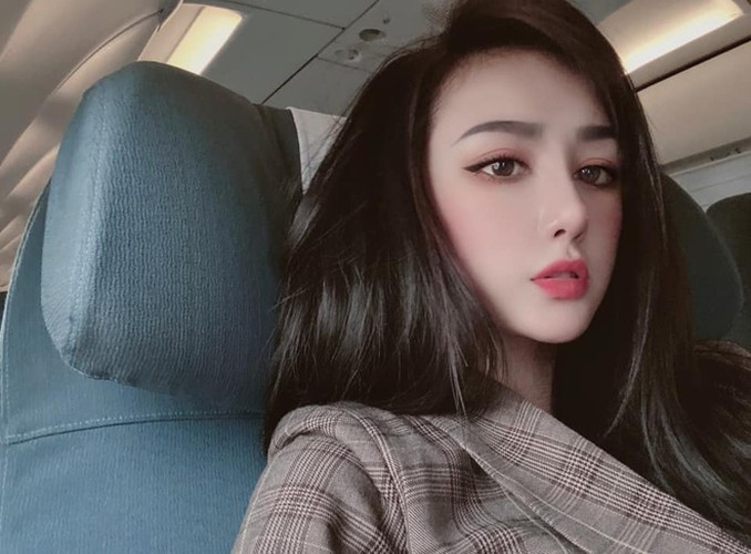 Cụ thể, trên trang cá nhân bồ cũ Karik đăng ảnh đường cong cực xịn của mình kèm caption đầy ẩn ý: "Những giây phút sau cuối của cuộc đời, có lẽ tôi chẳng buồn nhớ tới một đôi giày đẹp mà mình đã từng có, hay một ngôi nhà xinh xắn. Cái tôi nhớ sẽ là một buổi đã từng trải qua với ai đó vào cái thời tuổi đôi mươi".