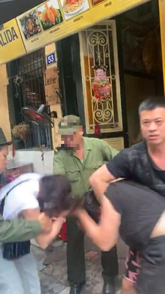 Luu De Ly au da voi anti-fan tren pho co: Cong an vao cuoc