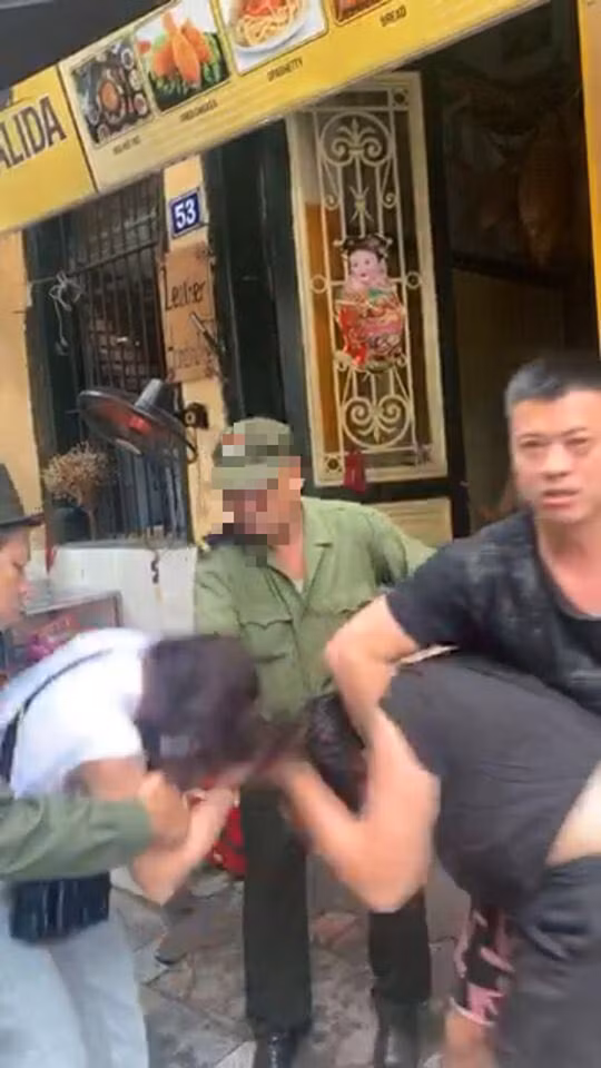 Luu De Ly au da voi anti-fan tren pho co: Cong an vao cuoc