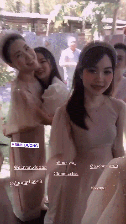 Dàn phù dâu của Vietnam Airlines cùng cô dâu siêu xinh.