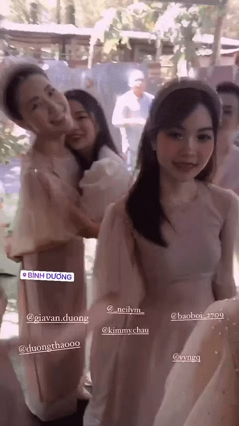 Dàn phù dâu của Vietnam Airlines cùng cô dâu siêu xinh.