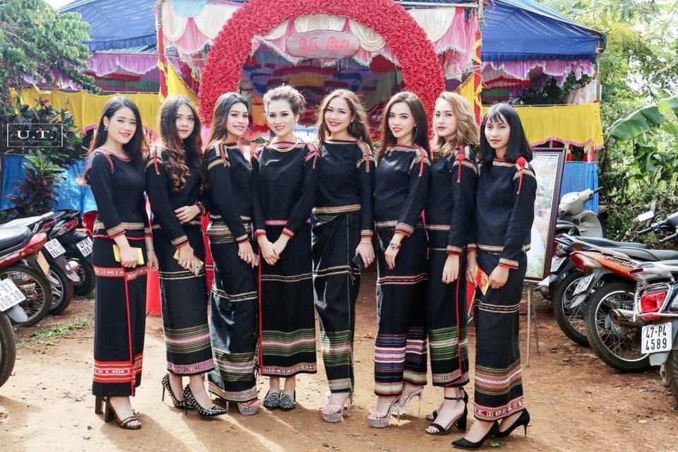 Nhóm cô gái khác diện trang phục truyền thống của người Ê Đê trong một đám cưới Đắk Lắk.