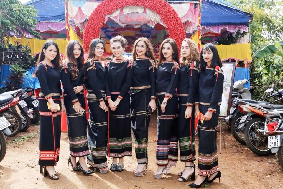 Nhóm cô gái khác diện trang phục truyền thống của người Ê Đê trong một đám cưới Đắk Lắk.