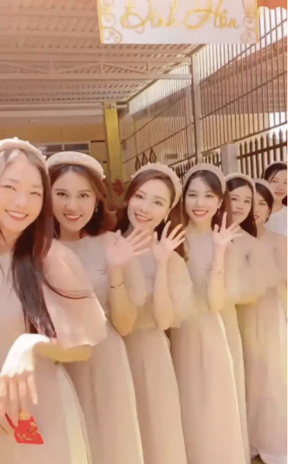 Dàn bưng quả Vietnam Airlines siêu xinh từng gây bão mạng.