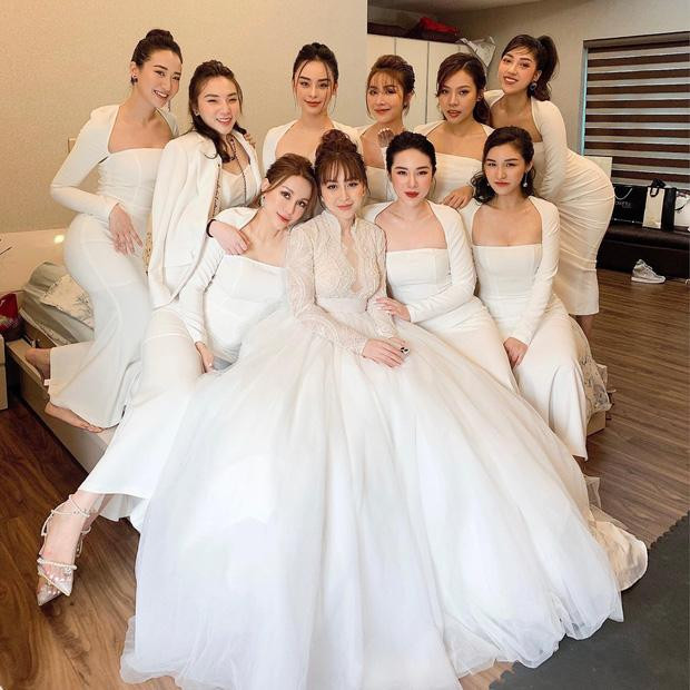 Loạt ảnh này do người trong cuộc chia sẻ trên trang cá nhân. Ở phần bình luận, rất nhiều dân mạng bày tỏ xuýt xoa trước đội hình toàn gái đẹp này.