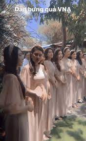 Được biết, cả cô dâu cùng nguyên team phù dâu "đỉnh của chóp" (trong đó có Thu Thảo) này đều là các nữ tiếp viên hàng không của Vietnam Airlines.