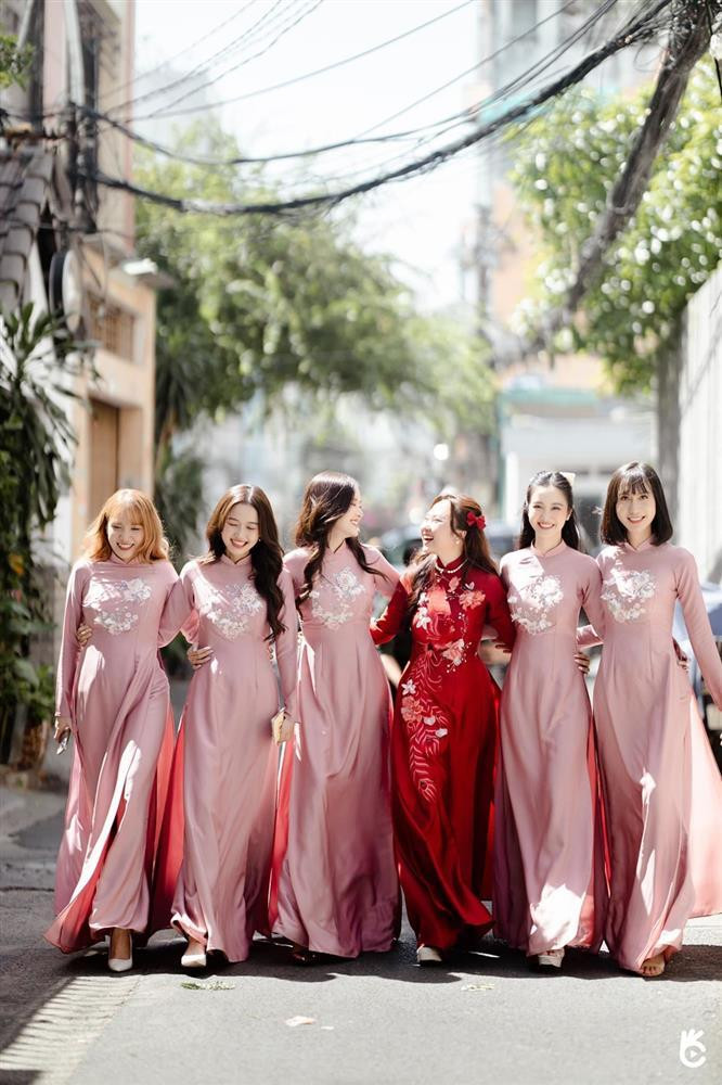 Theo tìm hiểu, các gái đẹp tham gia làm phù dâu trong ngày quản lý nữ diễn viên Jun Vũ lên xe hoa theo chồng.