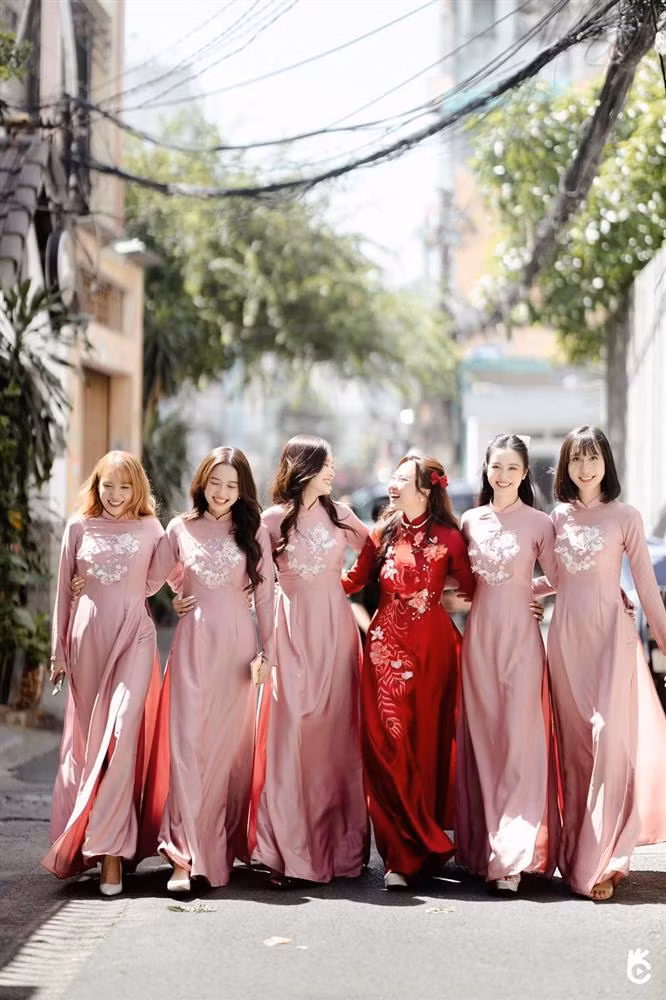 Theo tìm hiểu, các gái đẹp tham gia làm phù dâu trong ngày quản lý nữ diễn viên Jun Vũ lên xe hoa theo chồng.
