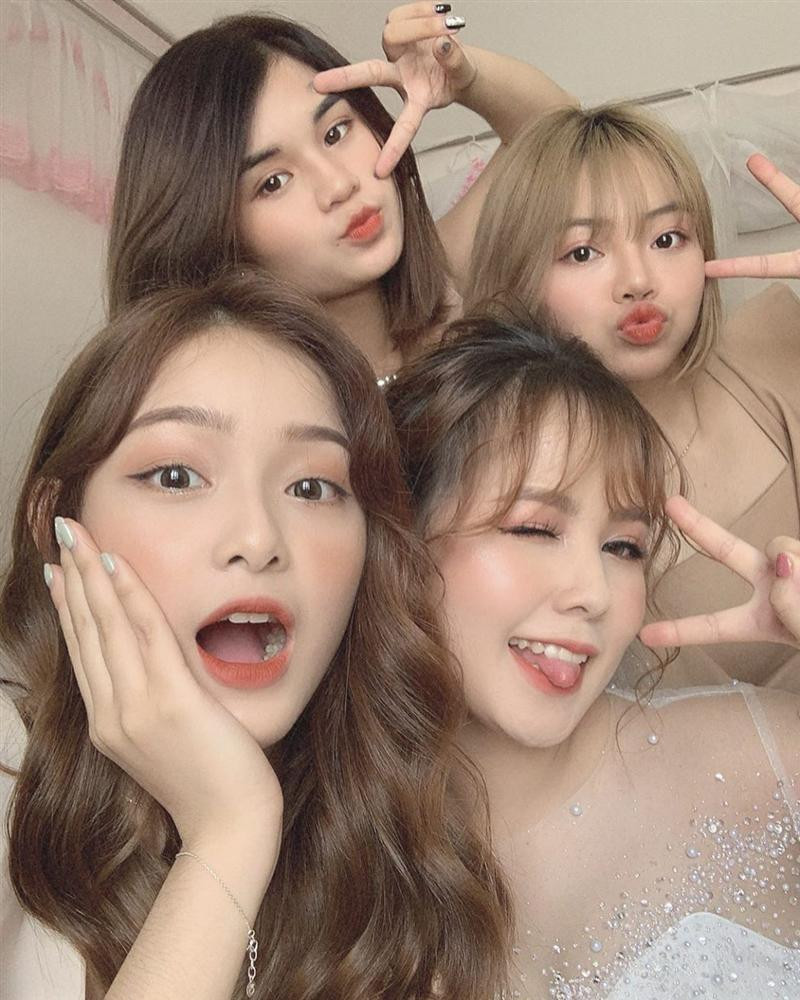 Trước đó, dân mạng cũng từng phát sốt trước dàn phù dâu cực xinh.