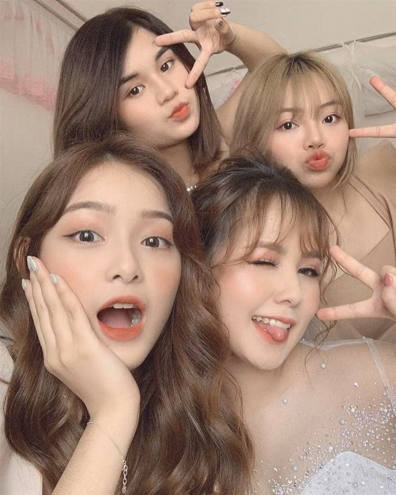 Trước đó, dân mạng cũng từng phát sốt trước dàn phù dâu cực xinh.