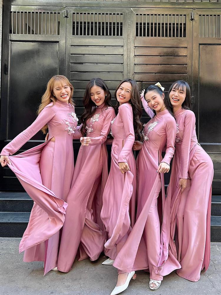 Điển hình mới đây trên mạng xã hội đang lan truyền về dàn phù dâu đám cưới chất lượng. Theo đó, 5 cô gái diện áo dài thướt tha, dù trang điểm nhẹ nhàng nhưng vẫn vô cùng xinh đẹp.