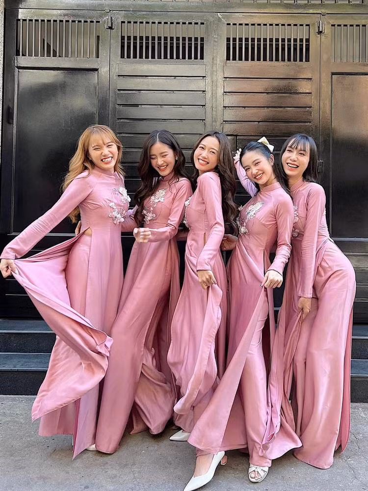 Điển hình mới đây trên mạng xã hội đang lan truyền về dàn phù dâu đám cưới chất lượng. Theo đó, 5 cô gái diện áo dài thướt tha, dù trang điểm nhẹ nhàng nhưng vẫn vô cùng xinh đẹp.