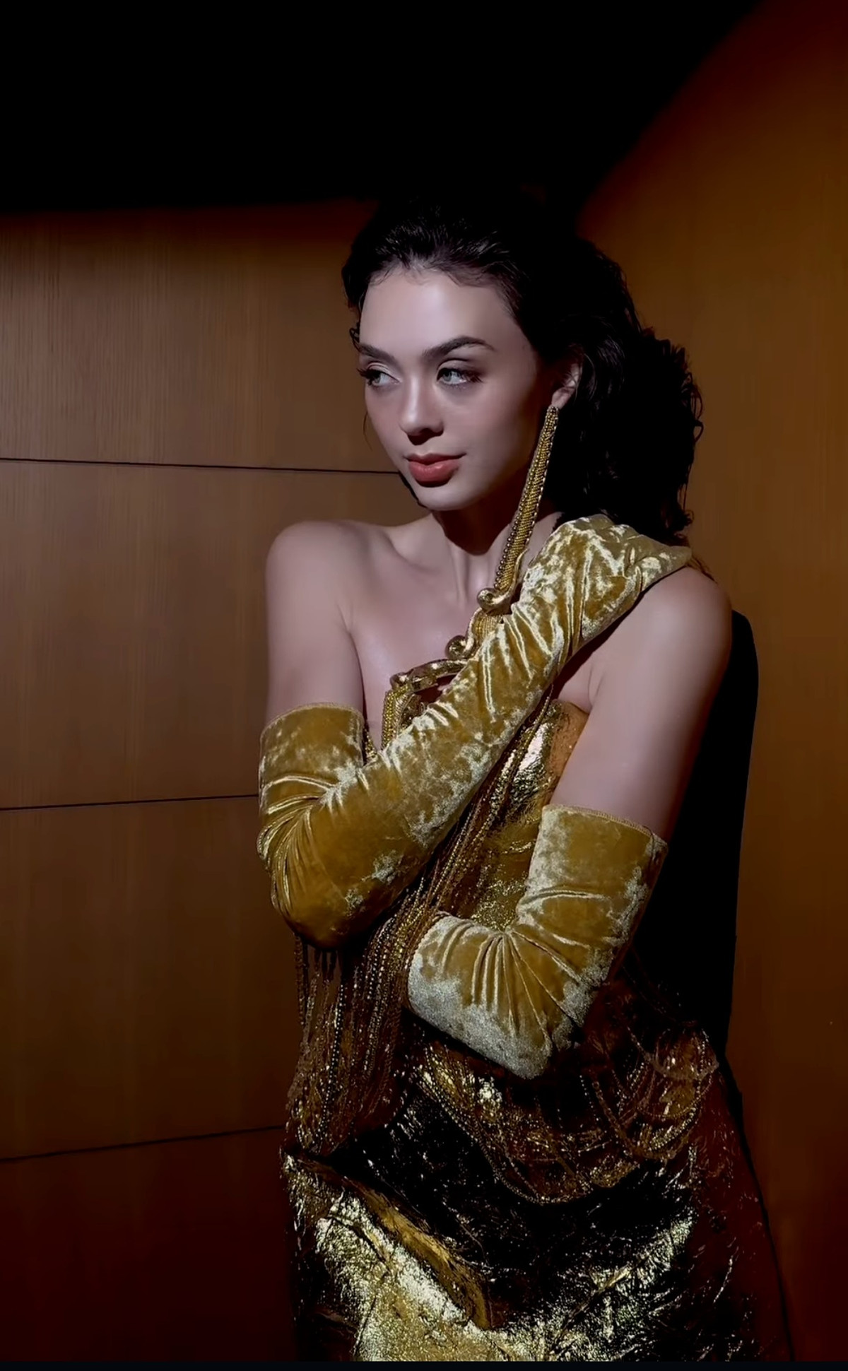 Nàng WAG Dianka Zakhidova - vợ của thủ môn Bùi Tiến sở hữu nhan sắc xinh đẹp như xé truyện bước ra. Cô nàng khoe trọn vóc dáng săn chắc cùng thần thái ngút ngàn khi lên đồ đi diễn.