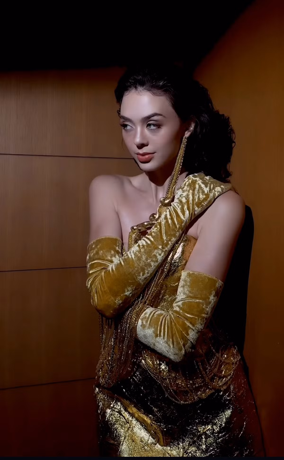 Nàng WAG Dianka Zakhidova - vợ của thủ môn Bùi Tiến sở hữu nhan sắc xinh đẹp như xé truyện bước ra. Cô nàng khoe trọn vóc dáng săn chắc cùng thần thái ngút ngàn khi lên đồ đi diễn.