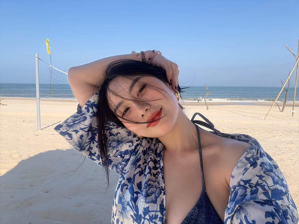 Mới đây, Trang Lê (tên thật là Lê Thu Trang), nữ HLV Fitness nổi tiếng với hơn 1 triệu người theo dõi trên các nền tảng mạng xã hội, đã có màn diện bikini chiếm trọn spotlight vì body quá nóng bỏng.