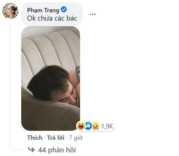 Thấy chồng bắt nạt, hot girl Xoài Non cũng đã kịp chia sẻ bức ảnh cô phạt Xemesis phải nằm trên sofa để "dằn mặt" vì dám "đào" lại quá khứ.