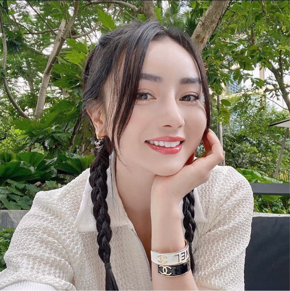 Không chỉ gây chú ý bởi dung nhan xinh đẹp, Angela Chu còn được quan tâm bởi cuộc hôn nhân với người chồng tỷ phú Thái Lan.