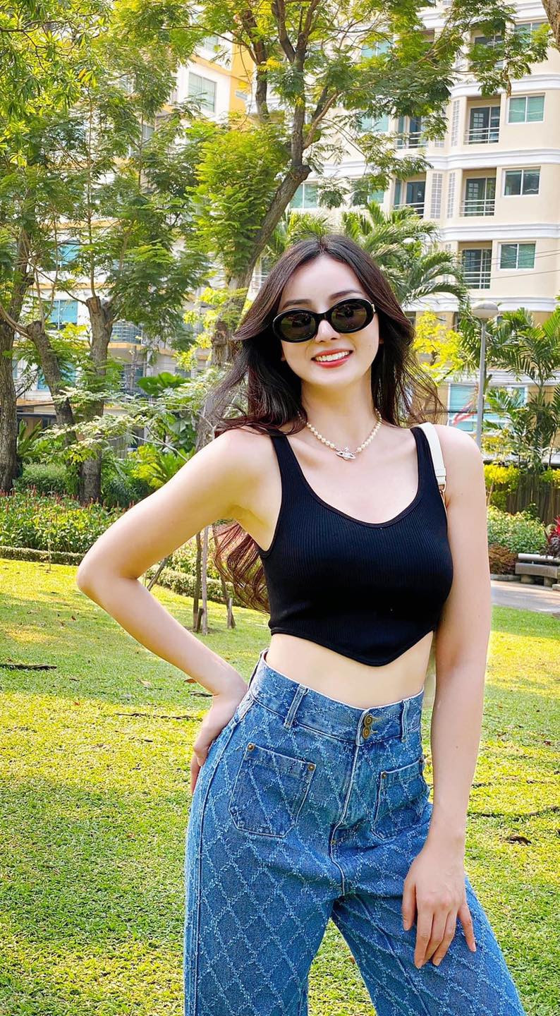 Câu chuyện làm dâu hào môn của cô gái An Giang cũng khiến nhiều người tò mò. Angela Chu từng chia sẻ, cô sống cùng gia đình chồng trong một căn biệt thự rộng lớn, các thành viên phải trao đổi với nhau qua điện thoại thay vì gặp mặt trực tiếp do phòng ngủ cách nhau khá xa.