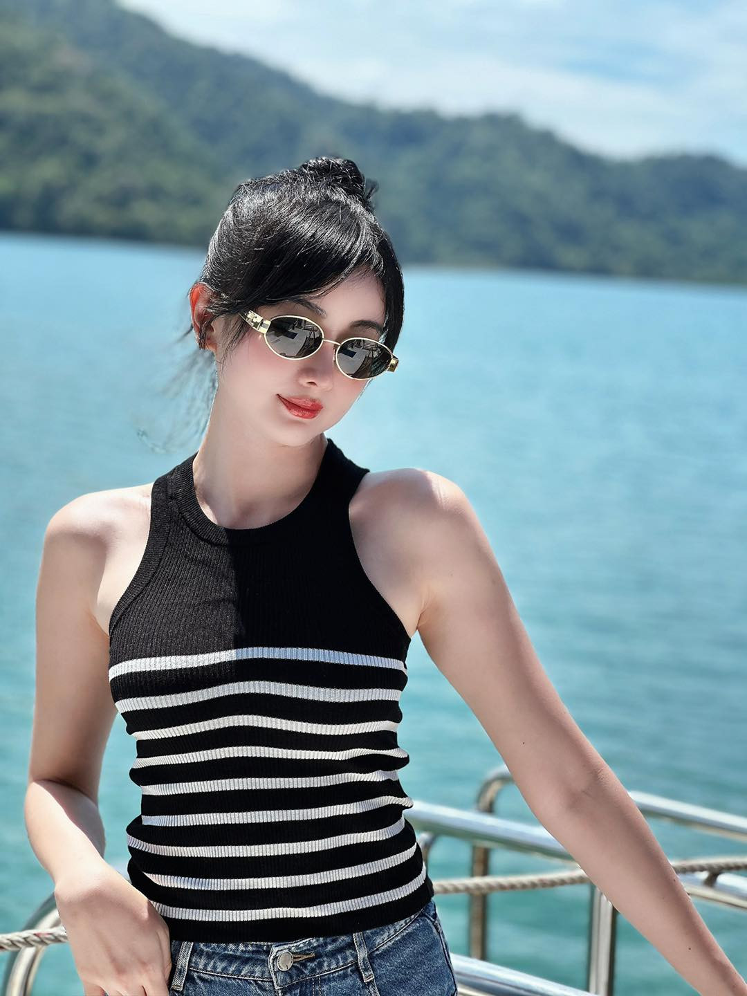 Angela Chu mới đây vừa chia sẻ trên trang cá nhân loạt ảnh bikini nóng bỏng.