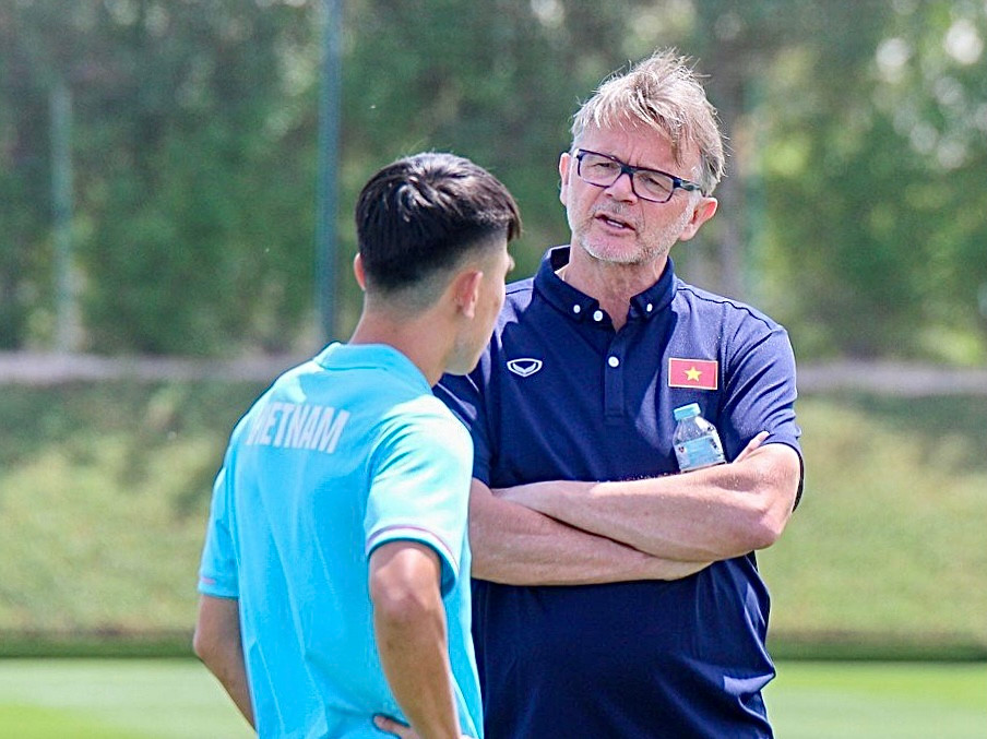 HLV Troussier qua khac biet voi nguoi tien nhiem Park Hang Seo