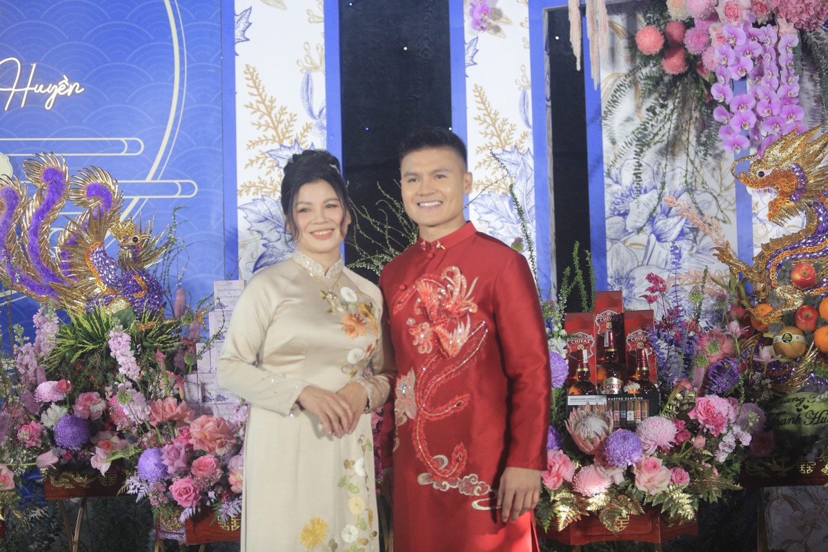 Sáng 1/1/2024, tiền vệ Nguyễn Quang Hải và Chu Thanh Huyền tổ chức lễ ăn hỏi ở nhà gái tại Kim Sơn, Sơn Tây, Hà Nội. Ngay từ sớm, mọi công tác chuẩn bị cho lễ ăn hỏi đã hoàn tất.