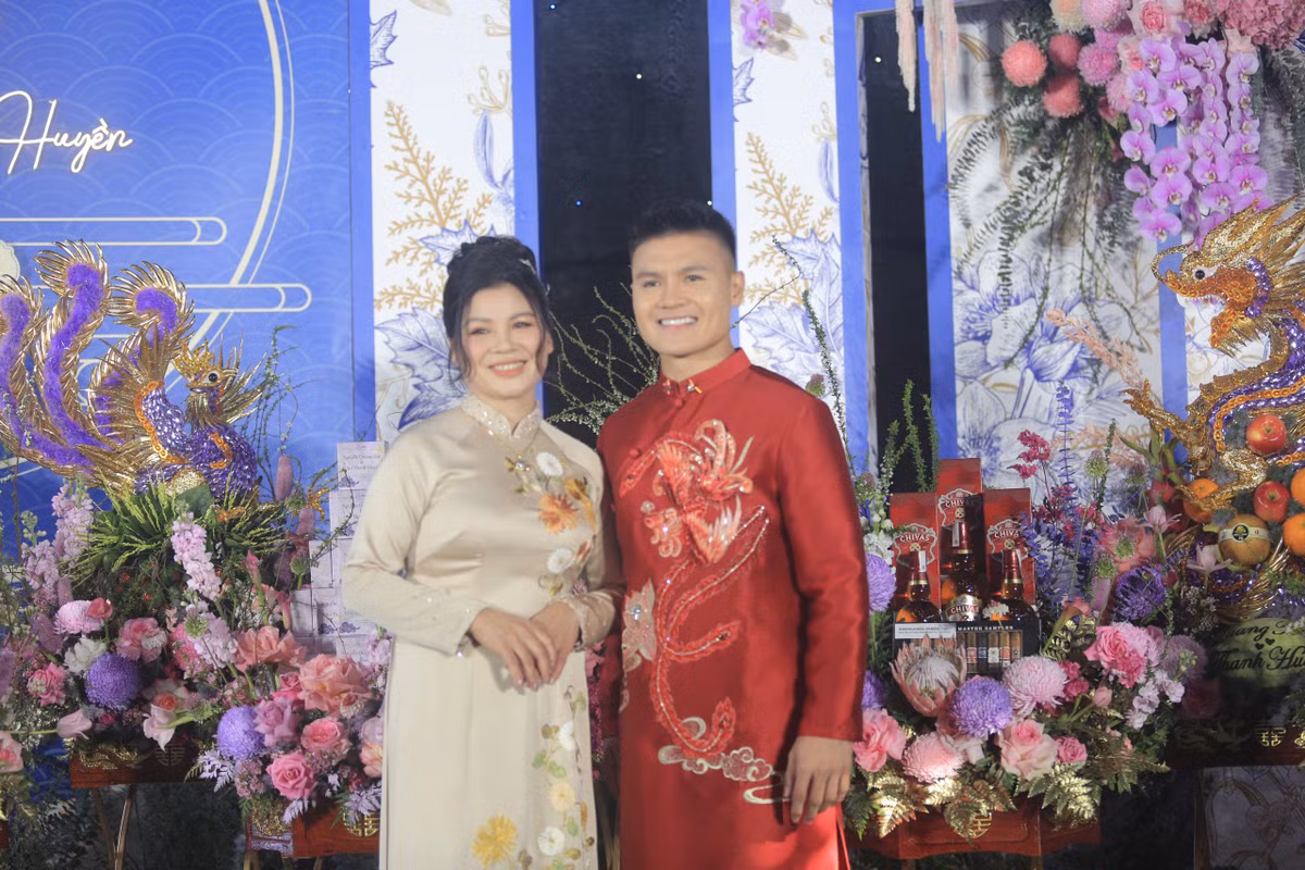 Sáng 1/1/2024, tiền vệ Nguyễn Quang Hải và Chu Thanh Huyền tổ chức lễ ăn hỏi ở nhà gái tại Kim Sơn, Sơn Tây, Hà Nội. Ngay từ sớm, mọi công tác chuẩn bị cho lễ ăn hỏi đã hoàn tất.