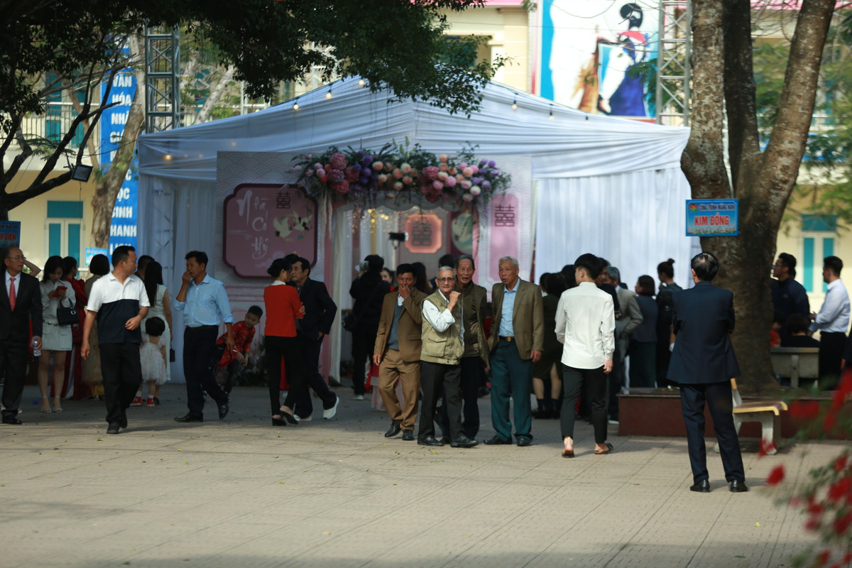 Sau lễ ăn hỏi, Quang Hải sẽ đón cô dâu Chu Thanh Huyền về quê nhà để tổ chức tiệc đãi họ hàng, bà con lối xóm cùng bạn bè thân thiết.