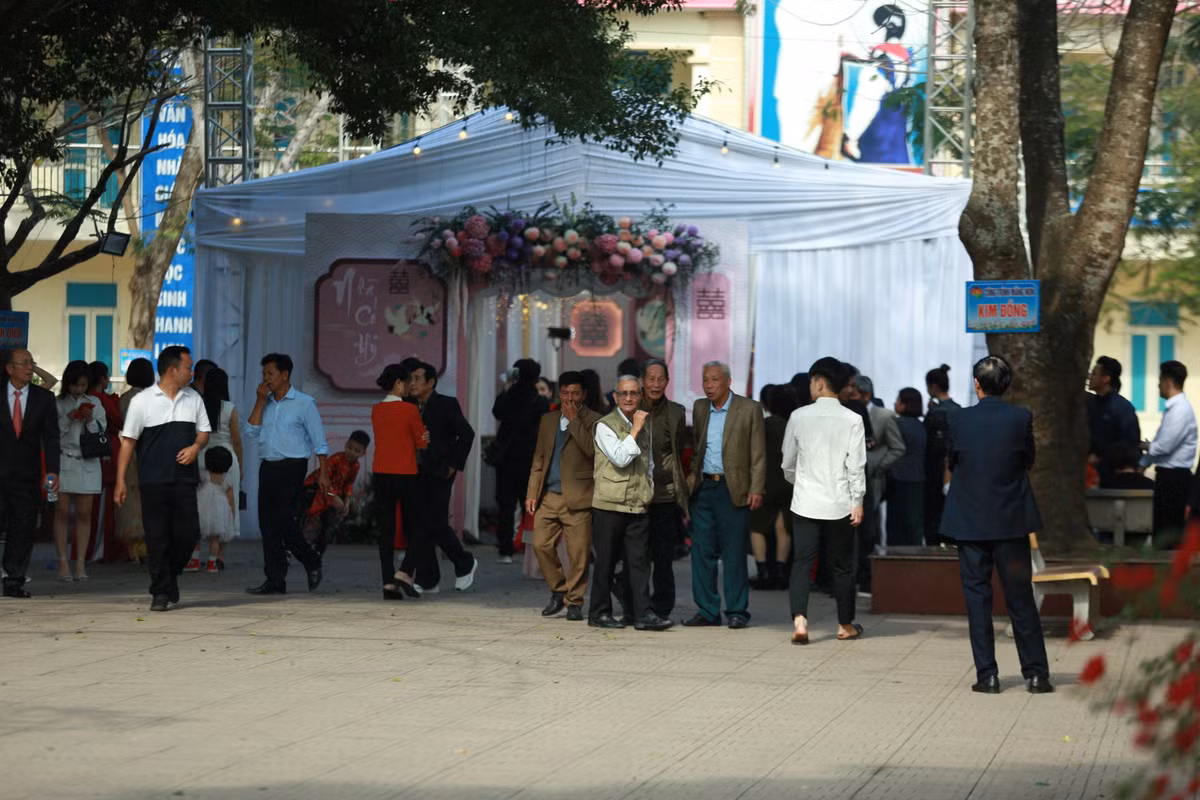 Sau lễ ăn hỏi, Quang Hải sẽ đón cô dâu Chu Thanh Huyền về quê nhà để tổ chức tiệc đãi họ hàng, bà con lối xóm cùng bạn bè thân thiết.