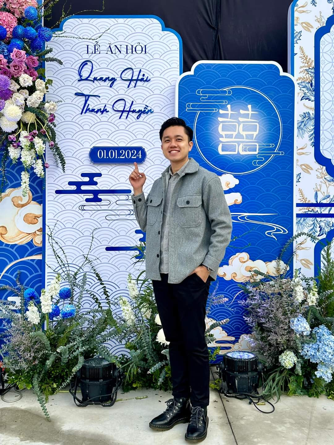 Ngoài bộ áo dài đỏ, cầu thủ sinh năm 1997 và nàng WAGs sẽ diện thêm bộ áo dài màu trắng trong lễ xin dâu.