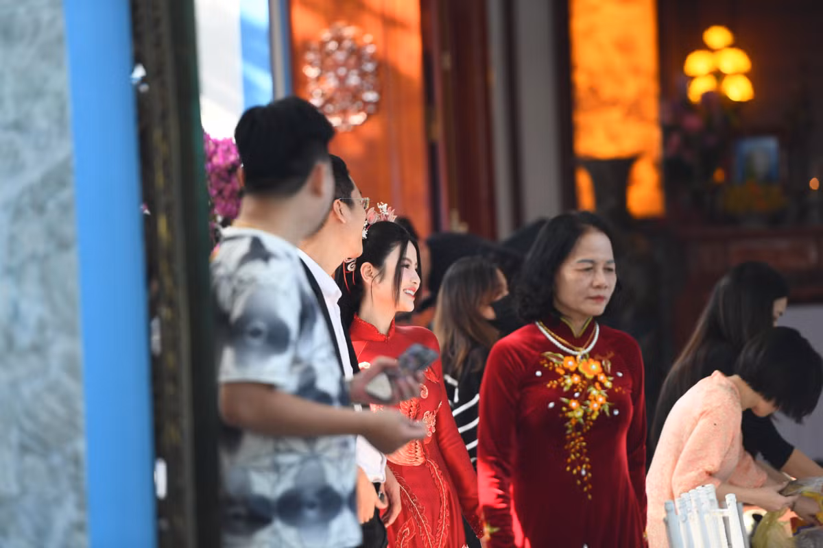 9 tráp sính lễ của nhà trai được trang hoàng tỉ mỉ với điểm nhấn là cặp rồng phượng dát và 700 viên đá.