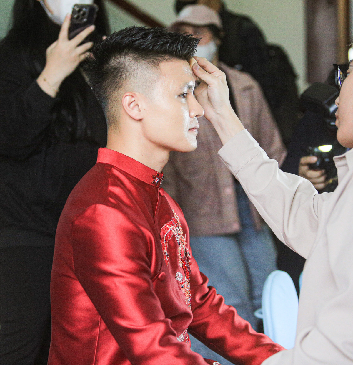 Trong ngày trọng đại, cả Chu Thanh Huyền và Quang Hải đều xuất hiện trong tà áo dài đỏ thướt tha, duyên dáng cùng nụ cười tươi.