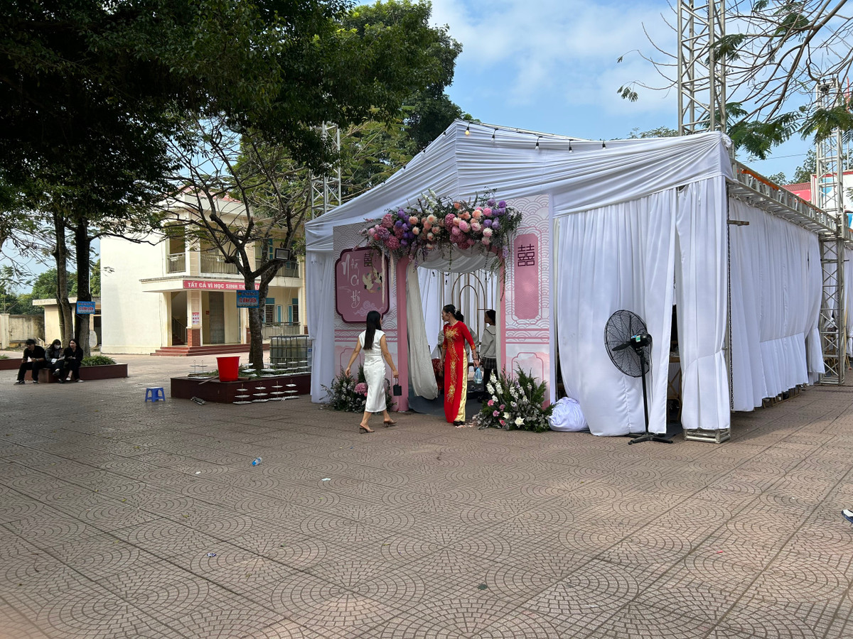 Rạp được dựng tại nhà Chu Thanh Huyền trong khuôn viên ngôi trường cấp 2 Kim Sơn - T.x Sơn Tây.