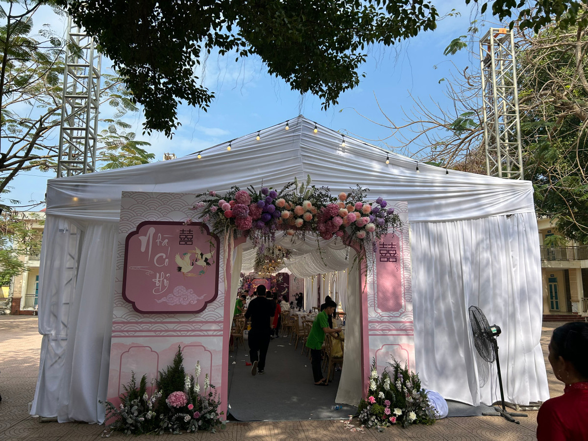 Theo đó, rạp đám hỏi nhà Quang Hải được dựng ở một sân bóng gần nhà, với màu chủ đạo là xanh đậm. Rạp cưới có quy mô hoành tráng, dự kiến tiếp đón khoảng 400 khách.