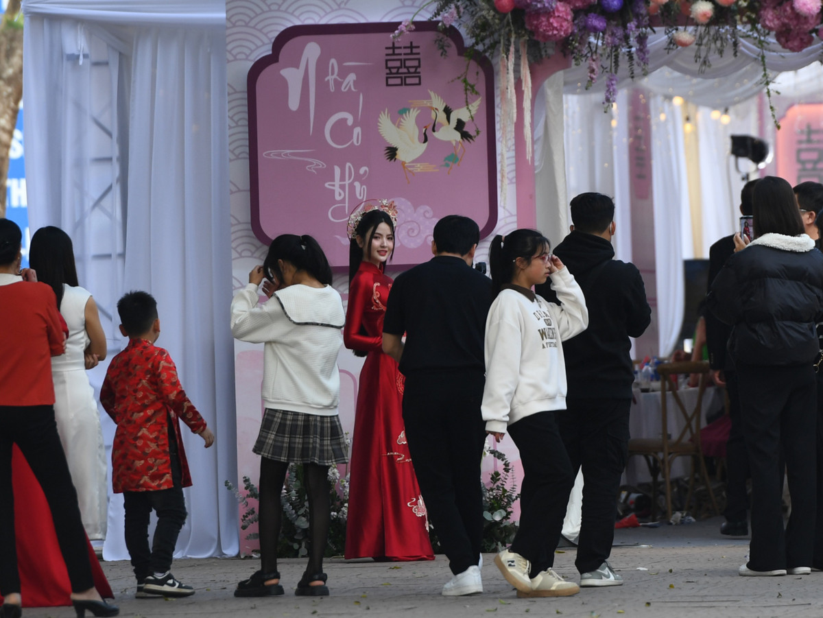 Nhan sắc cô dâu trước rạp cưới của mình.