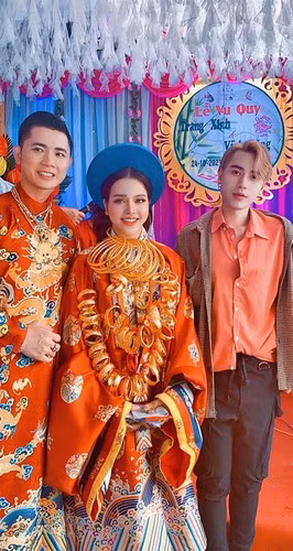 Kim Quỳnh cho hay, những hình ảnh và clip trên được ghi lại trong lễ đính hôn của cô, diễn ra vào ngày 23/11 vừa qua. Do ảnh hưởng của dịch COVID-19 nên dự kiến thời gian tới vợ chồng cô mới có thể tổ chức đám cưới.