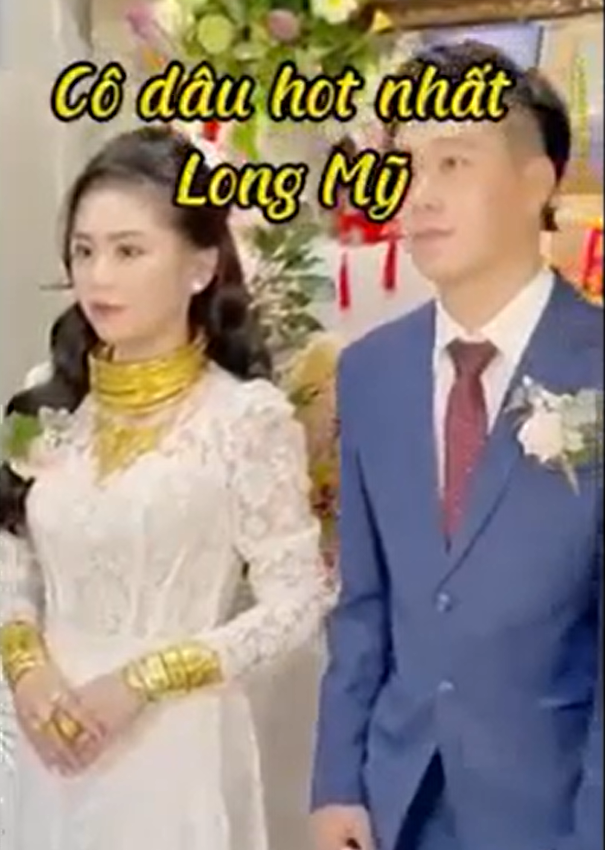 Hình ảnh cô dâu đeo vàng trĩu cổ khiến dân mạng xuýt xoa: “Lấy chồng quả là gánh nặng mà gánh nặng này ai cũng muốn gánh”.
